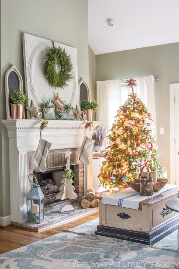 holiday-mantle-decorated-vert